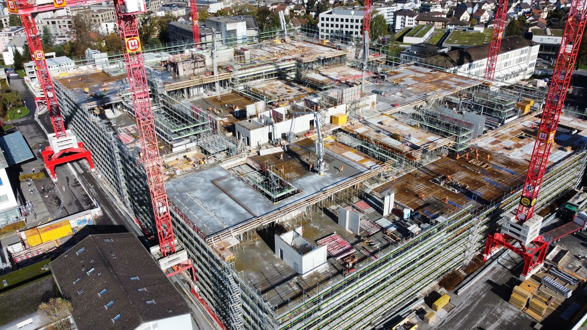Drohnenaufnahme einer Grossbaustelle mit mehreren Kranen