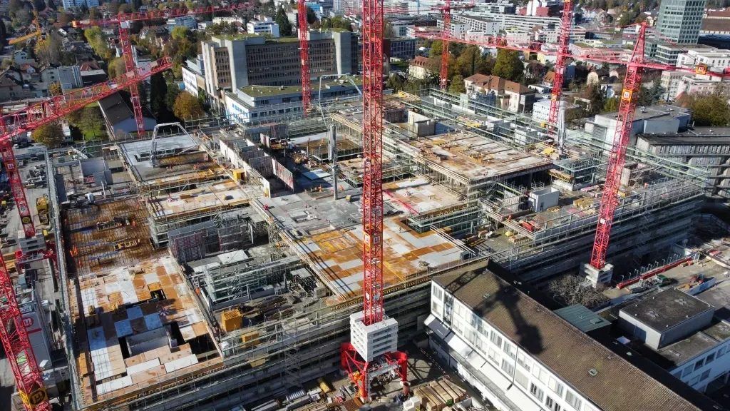 Luftaufnahme einer Baustelle mit Bewehrung und Kran