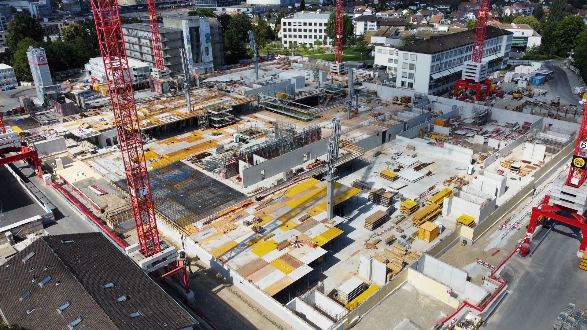 Drohnenaufnahme einer Grossbaustelle mit mehreren Kranen