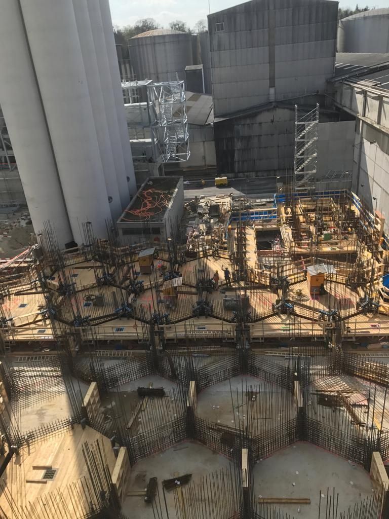 Baustelle der Siloanlage mit Silozellen und Fundamentbewehrung
