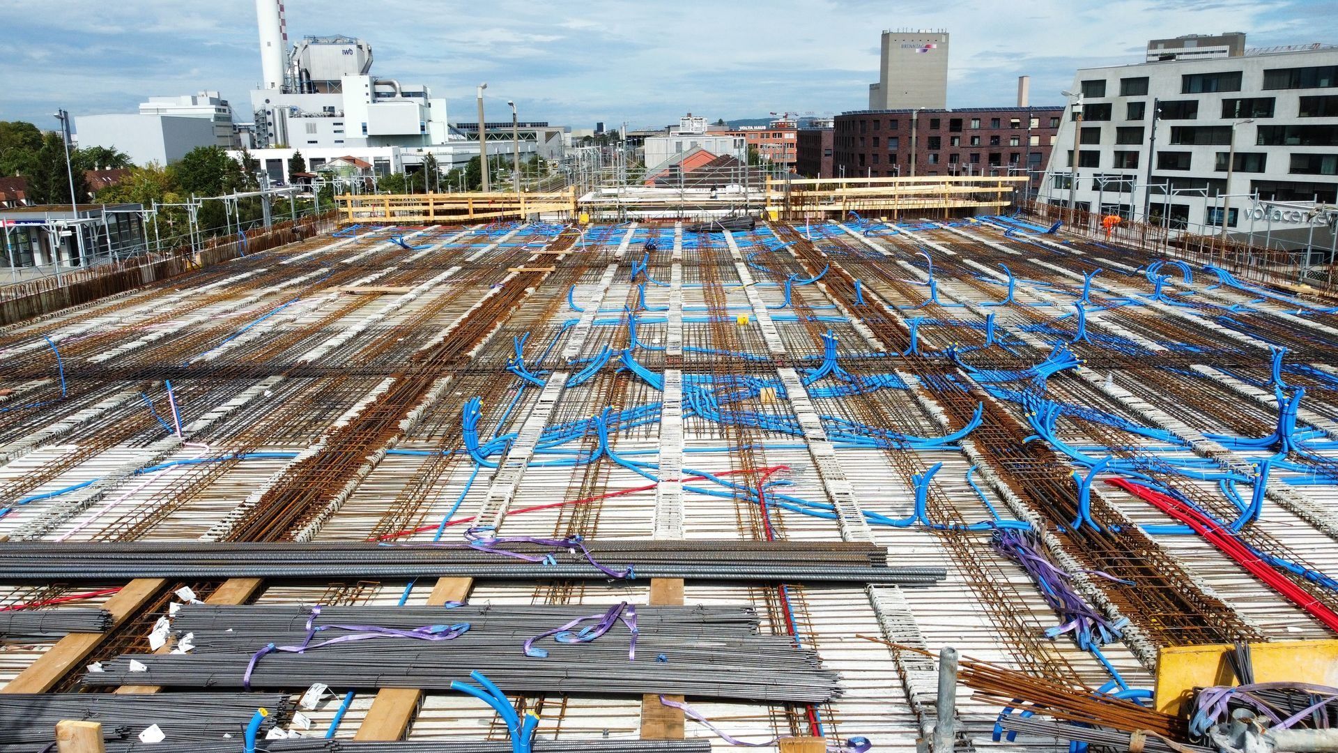 Frisch verlegte Bewehrungsmatte mit Leerrohren auf einer Baustelle