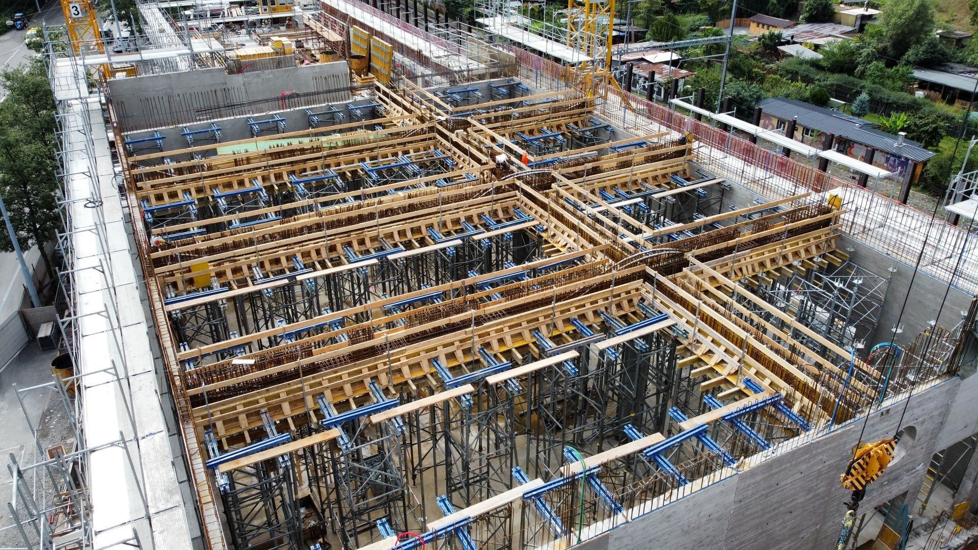 Rohbau mit Deckenschalung und Bewehrung