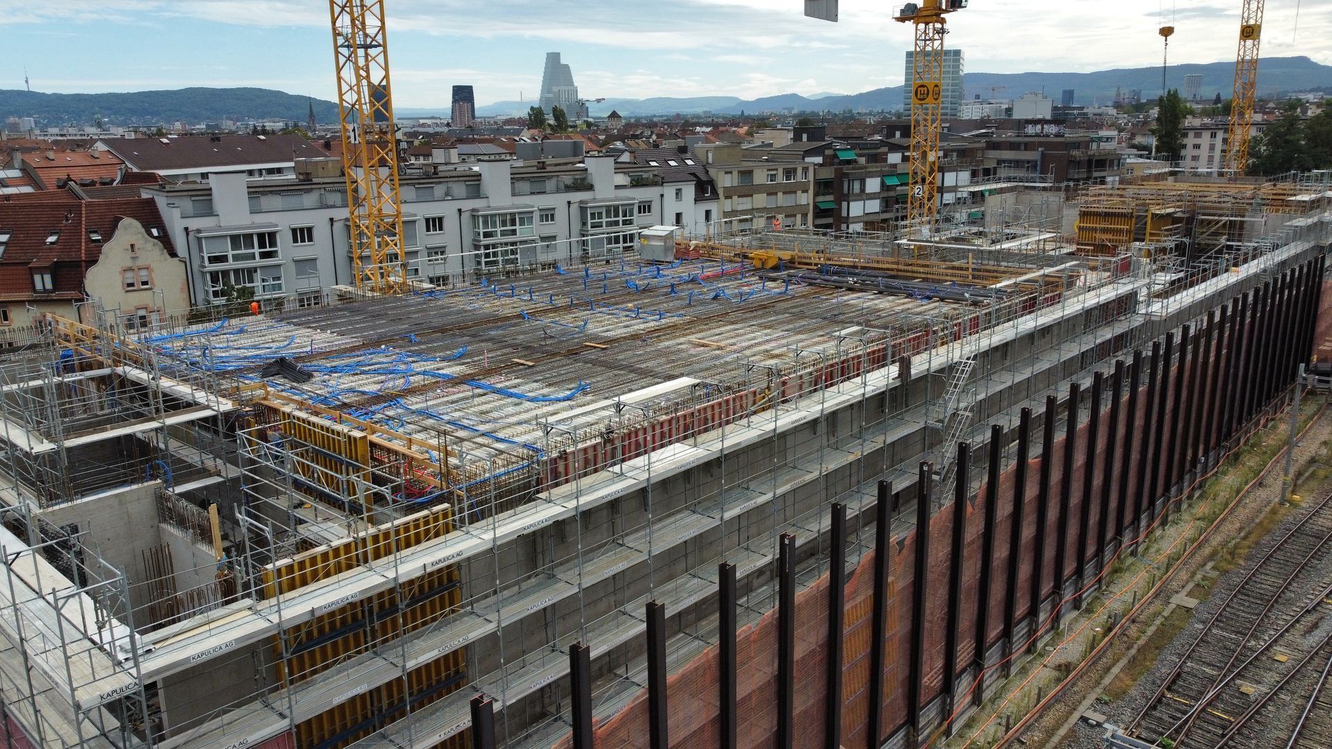 Baustelle in der Stadt mit Schalung und Bewehrung