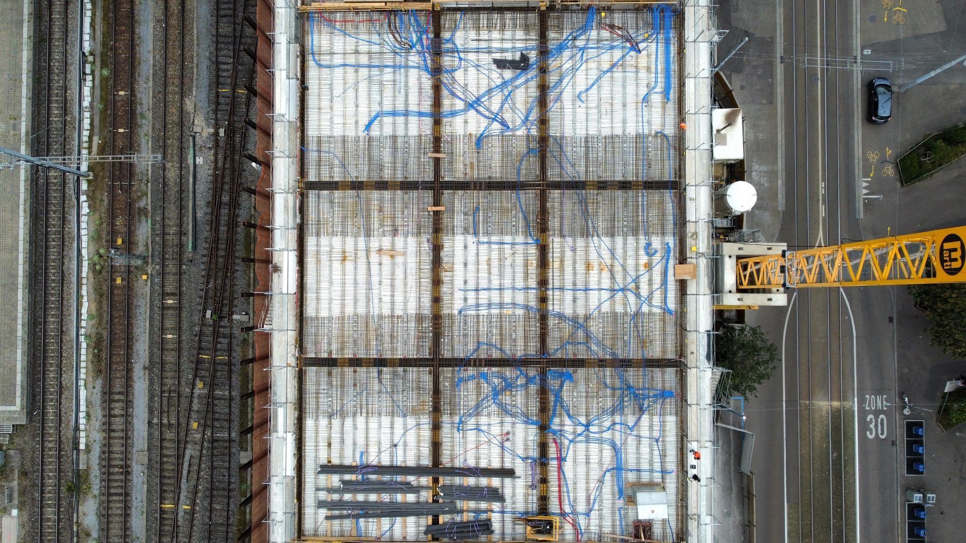 Deckenbewehrung von oben mit Kranausleger