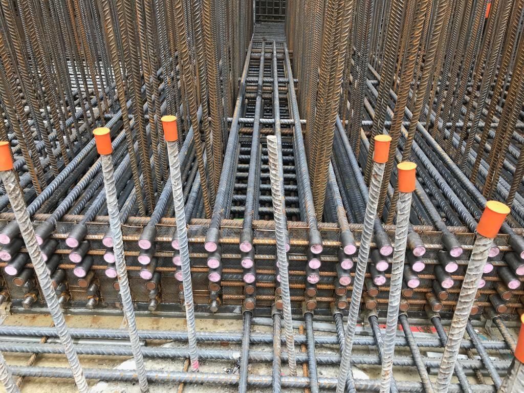Dichter Bewehrungskorb mit vertikalen Rippenstählen und Schutzkappen